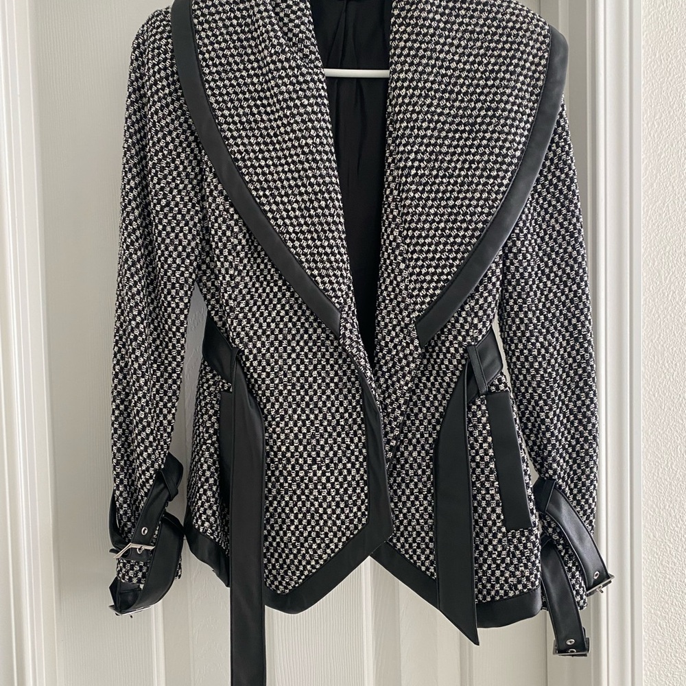 Classy peacoat with leather details